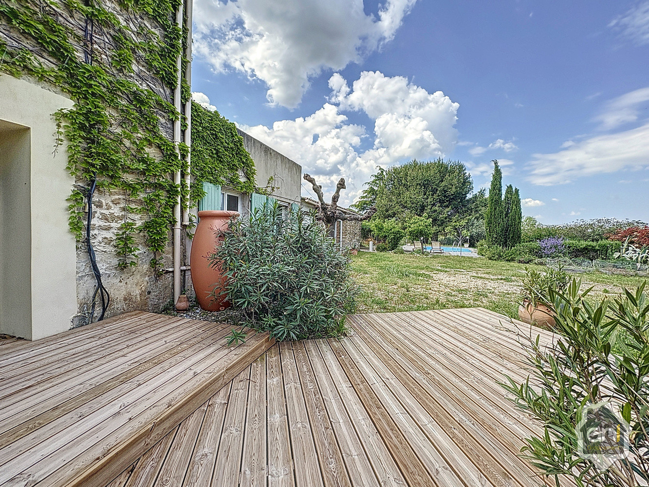 
                                                Vente
                                                 Partie de Mas avec dépendance sur terrain