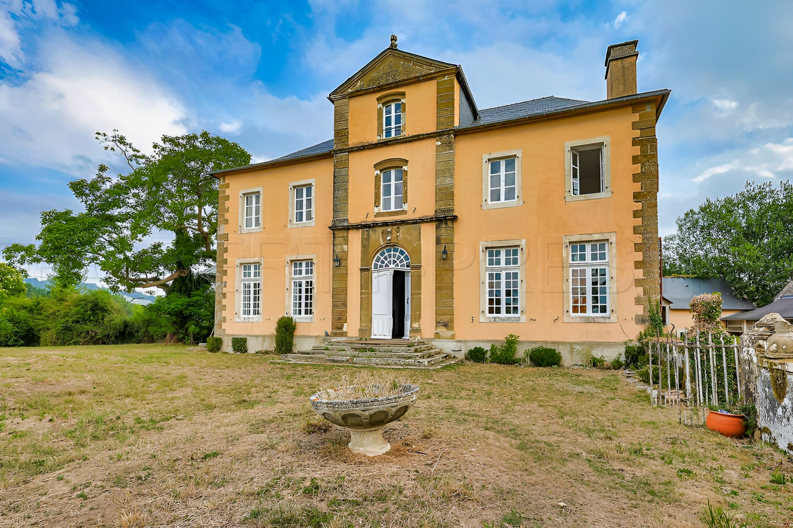 
                                                Vente
                                                 PAU DEMEURE DE MAÎTRE XVIIᵉ SIÈCLE 7 HECTARES