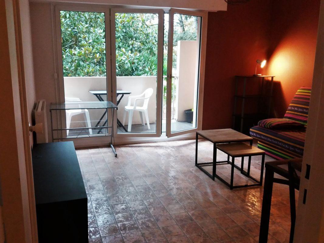 
                                                Location
                                                 PAU, particulier loue appartement T1 meublé 33 m2