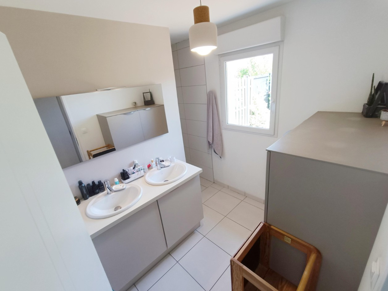 
                                                Vente
                                                 Pavillon 3 chambres, garage et jardin