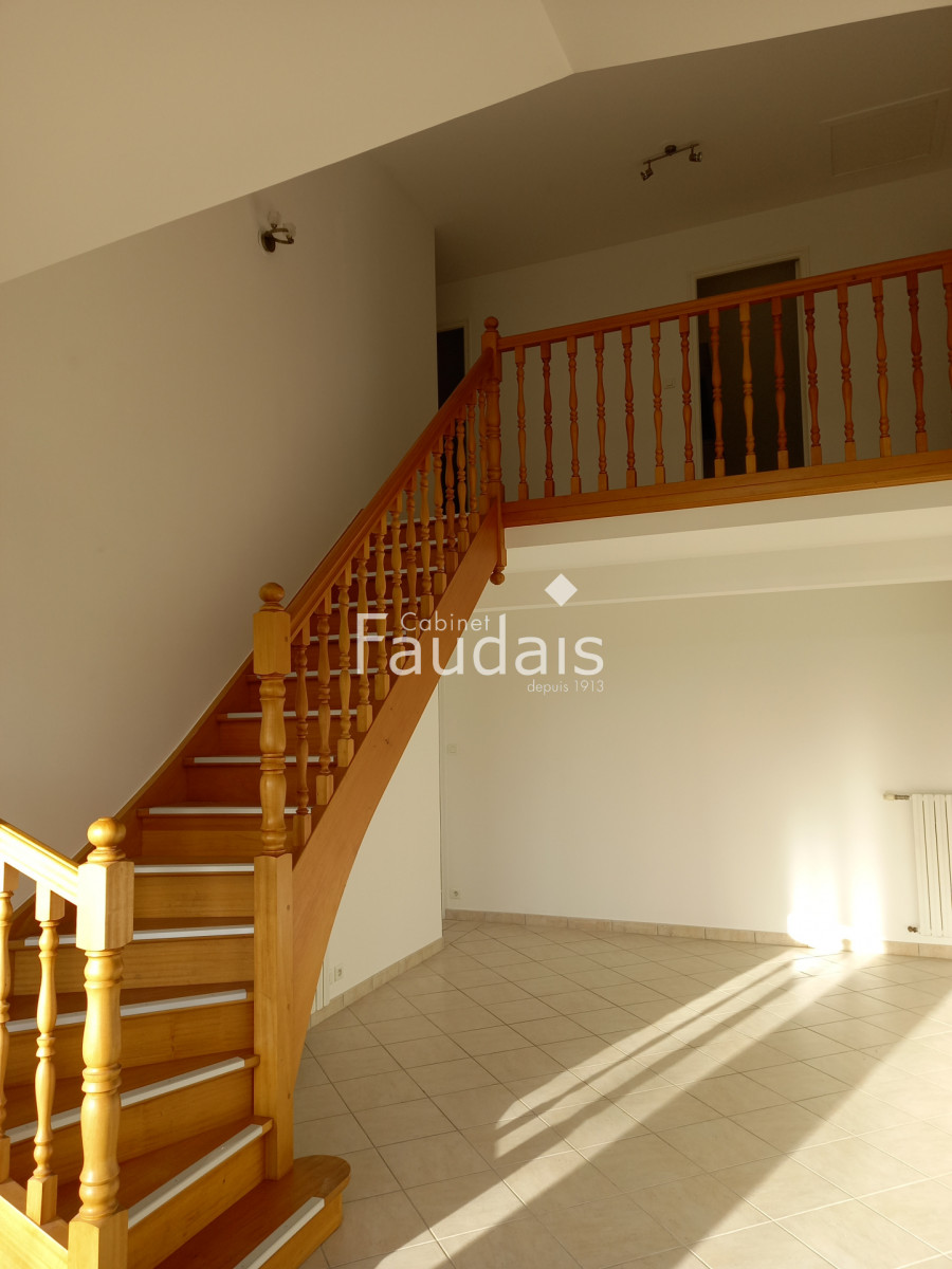 
                                                Location
                                                 PAVILLON A LOUER 170 M2 A 5 MIN DE SAINT-LO