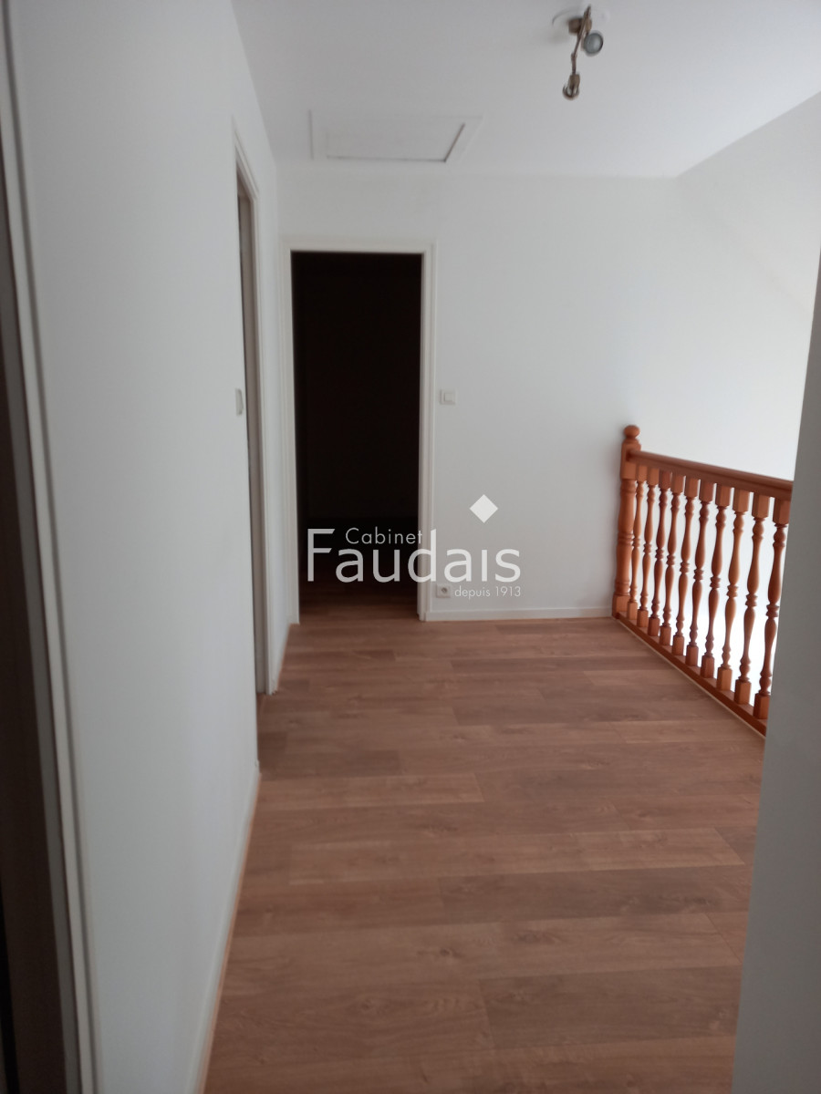 
                                                Location
                                                 PAVILLON A LOUER 170 M2 A 5 MIN DE SAINT-LO