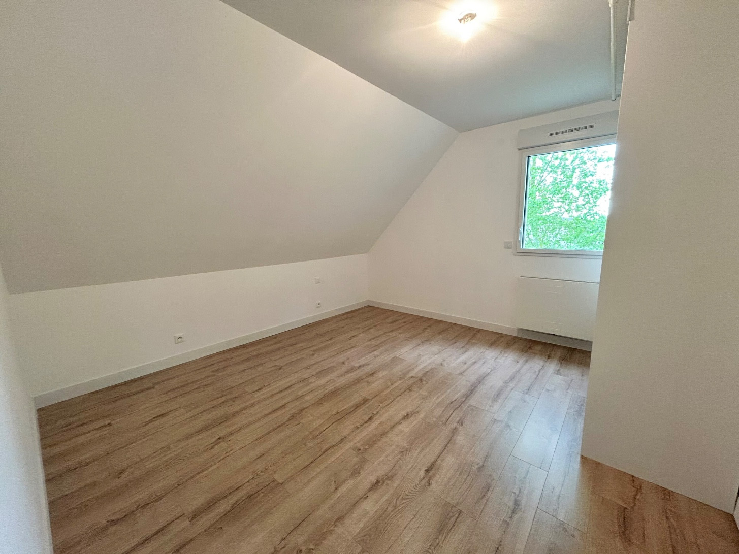 
                                                Location
                                                 Pavillon récent 3 chambres garage jardin - Prouzel