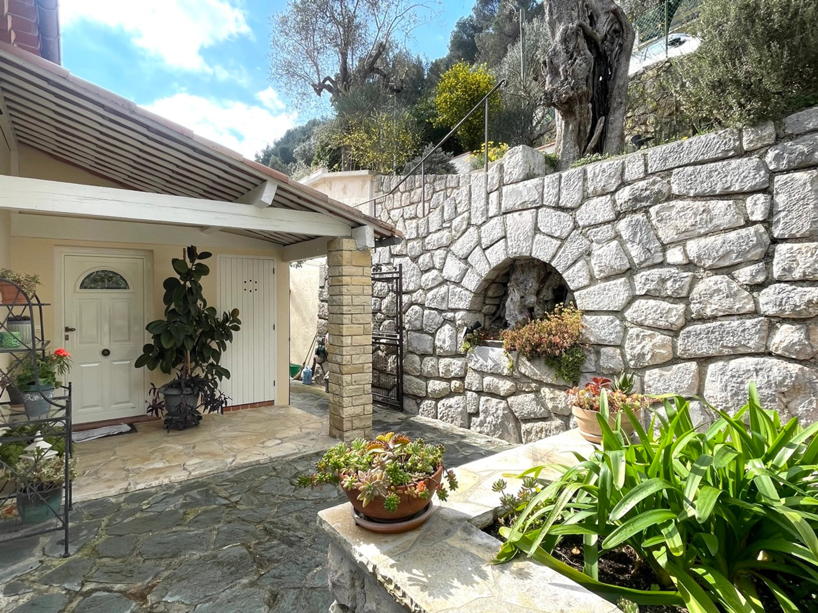 
                                                Vente
                                                 Peillon Village - 4 pièce(s) - 175m2- Vue exceptionnelle - Terrain 2075m2