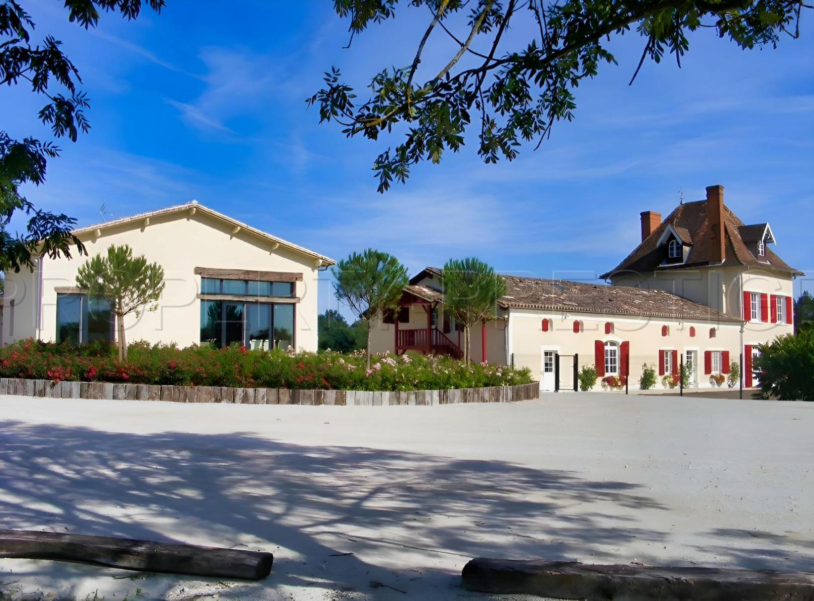 
                                                Vente
                                                 PERIGORD DOMAINE GITES RECEPTIONS CHASSE 100 HA