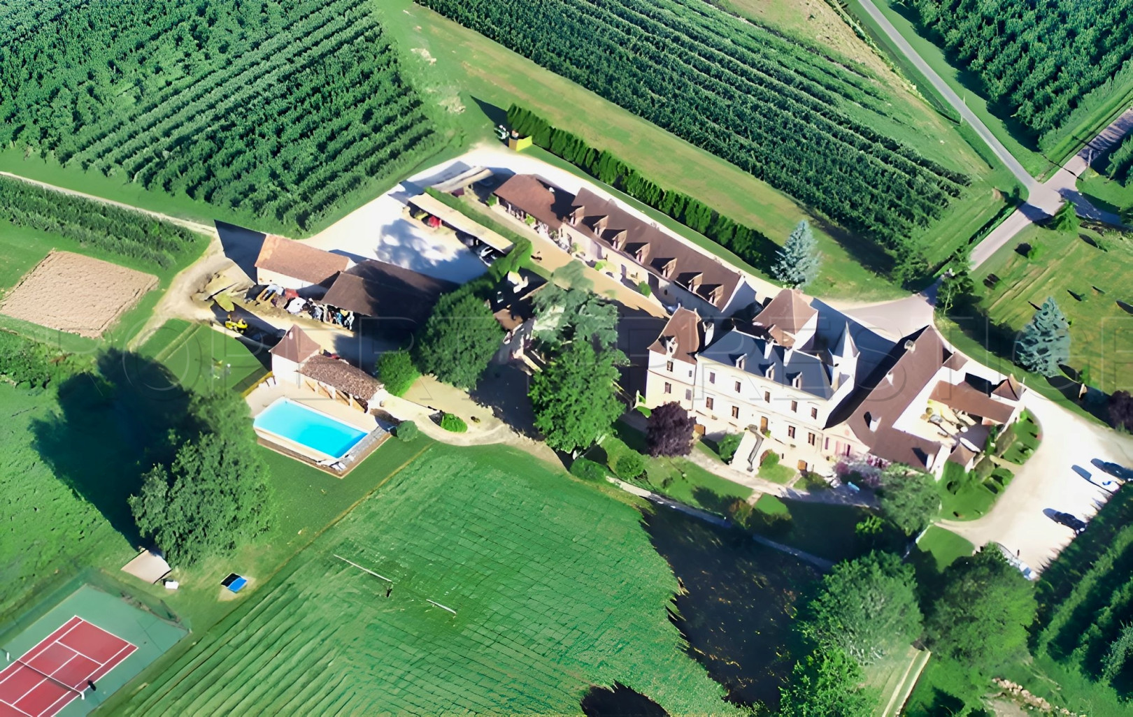 
                                                Vente
                                                 PERIGORD NOIR DOMAINE D’EXCEPTION MARIAGES 100 HA