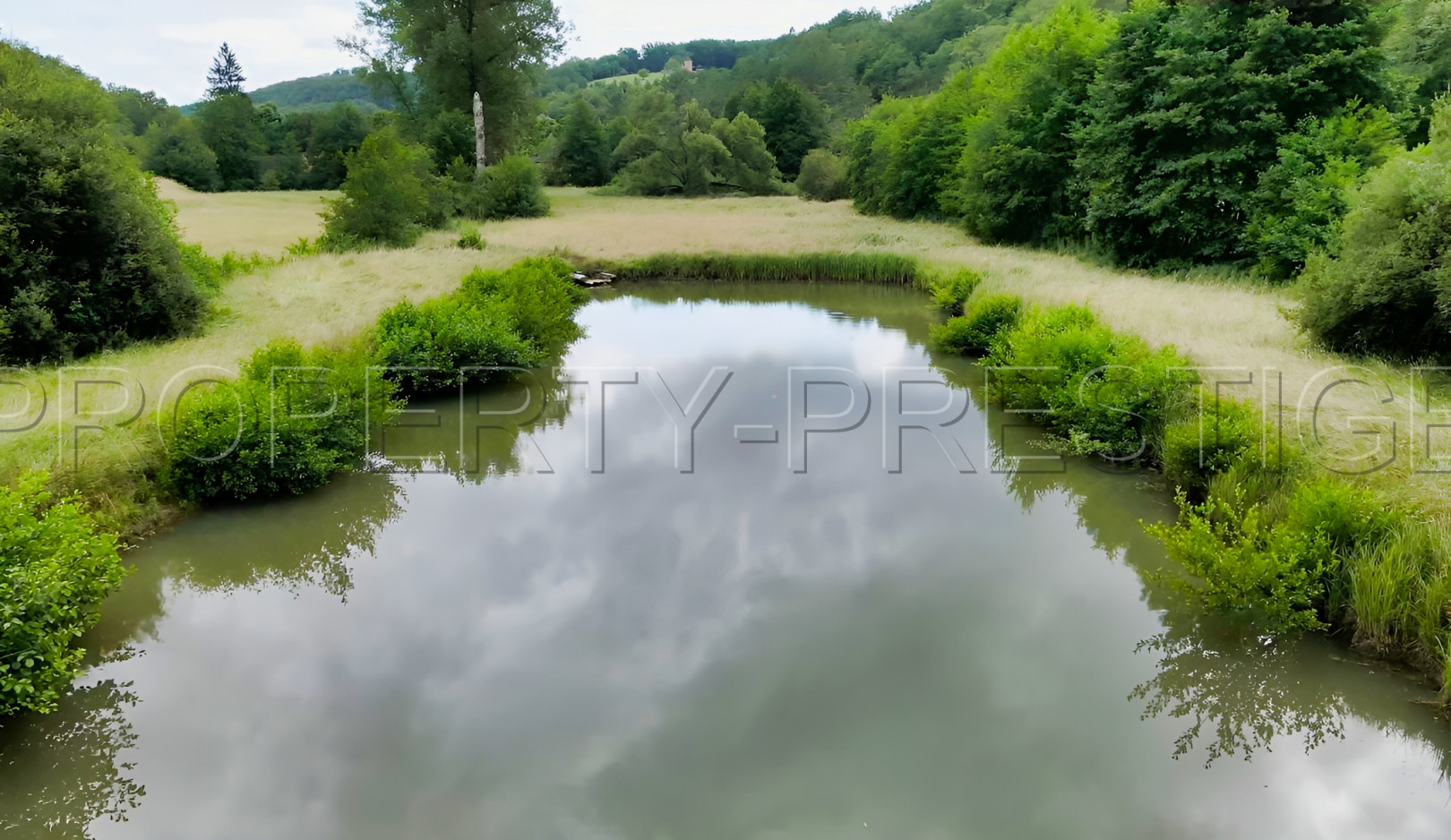 
                                                Vente
                                                 PERIGORD PROPRIETE 23 HA GITES RIVIERE ETANG