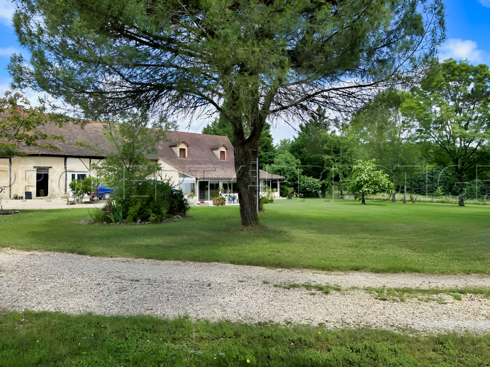 
                                                Vente
                                                 PERIGORD PROPRIETE RURALE 10 HA ETANG