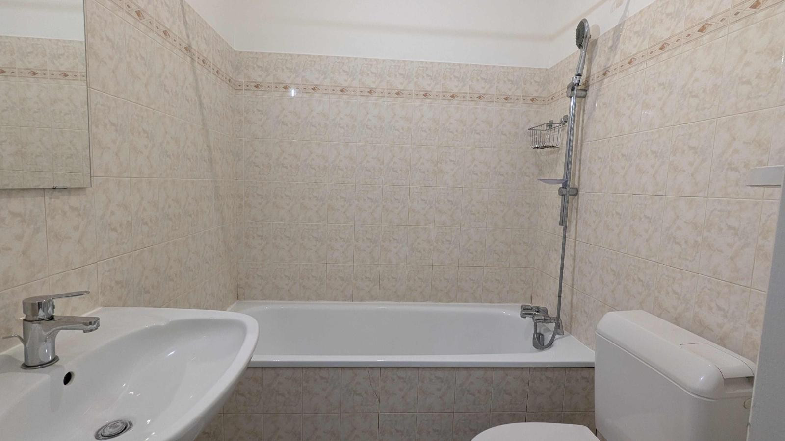 
                                                Location
                                                 PERRACHE, proche gare, UCLY, F2 TB état, au calme