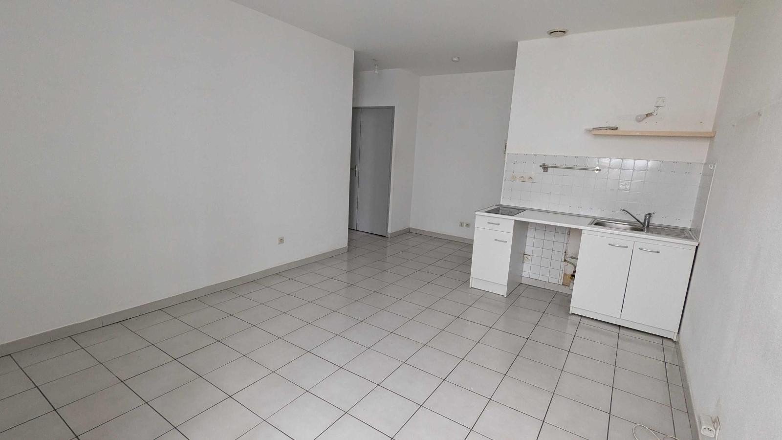 
                                                Location
                                                 PERRACHE, proche gare, UCLY, F2 TB état, au calme