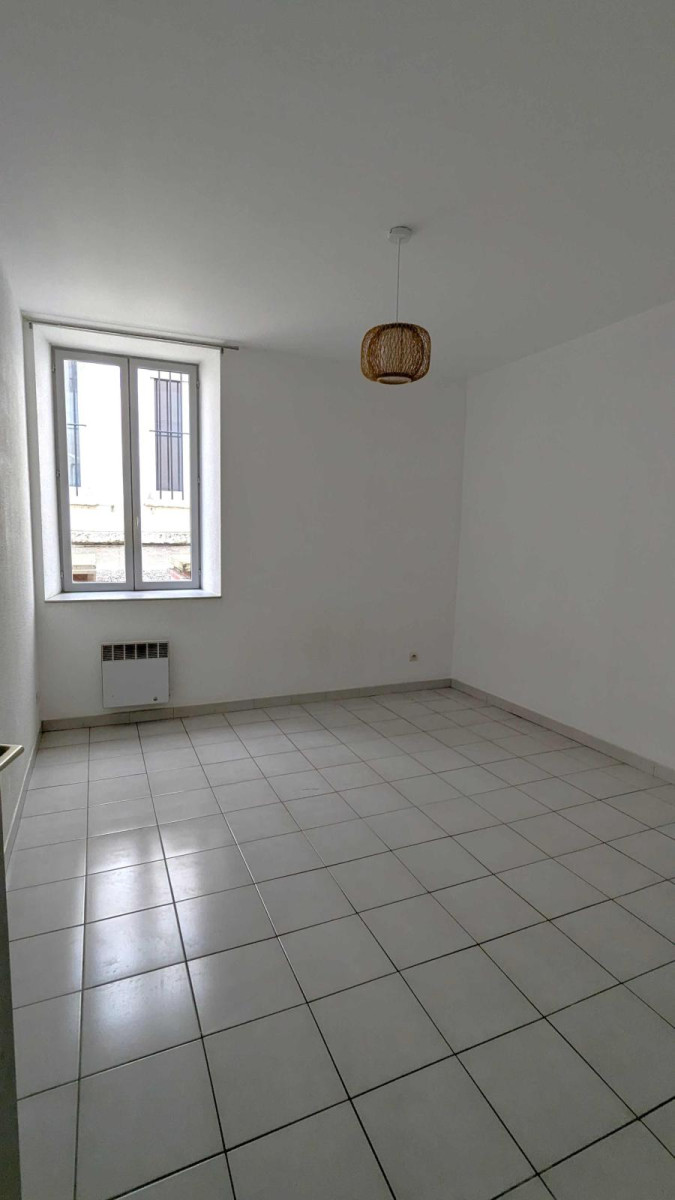 
                                                Location
                                                 PERRACHE, proche gare, UCLY, F2 TB état, au calme
