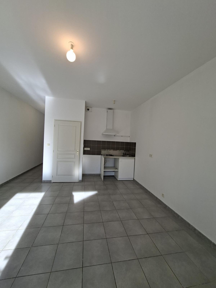 
                                                Location
                                                 Petit appartement avec jardin et terrasse et park