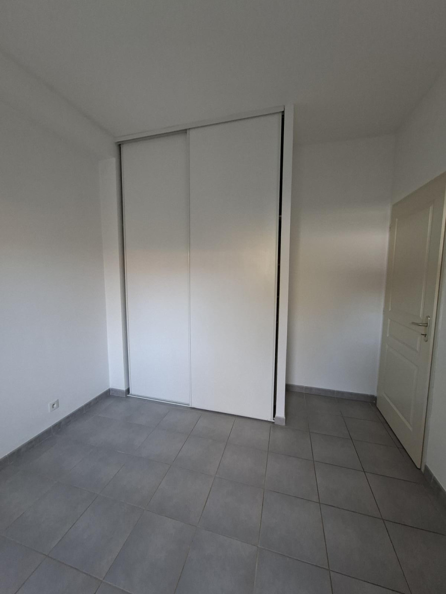 
                                                Location
                                                 Petit appartement avec jardin et terrasse et park
