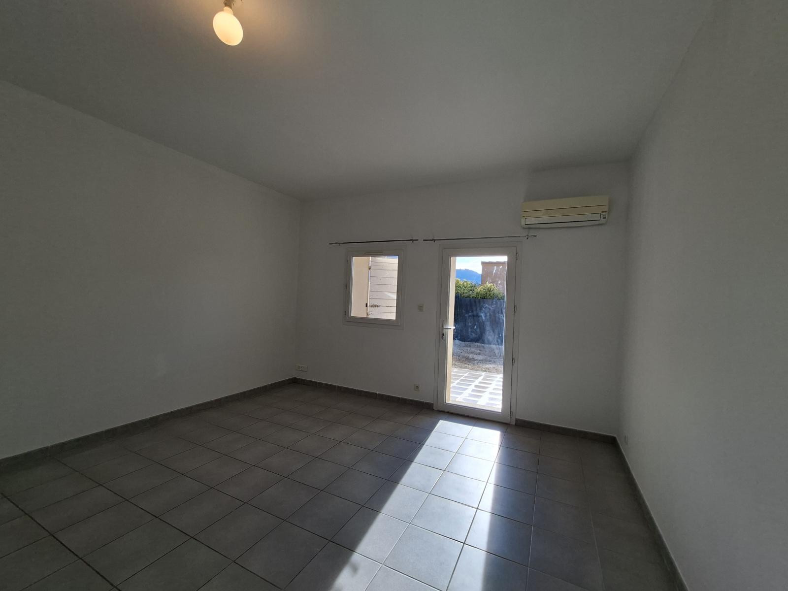 
                                                Location
                                                 Petit appartement avec jardin et terrasse et park