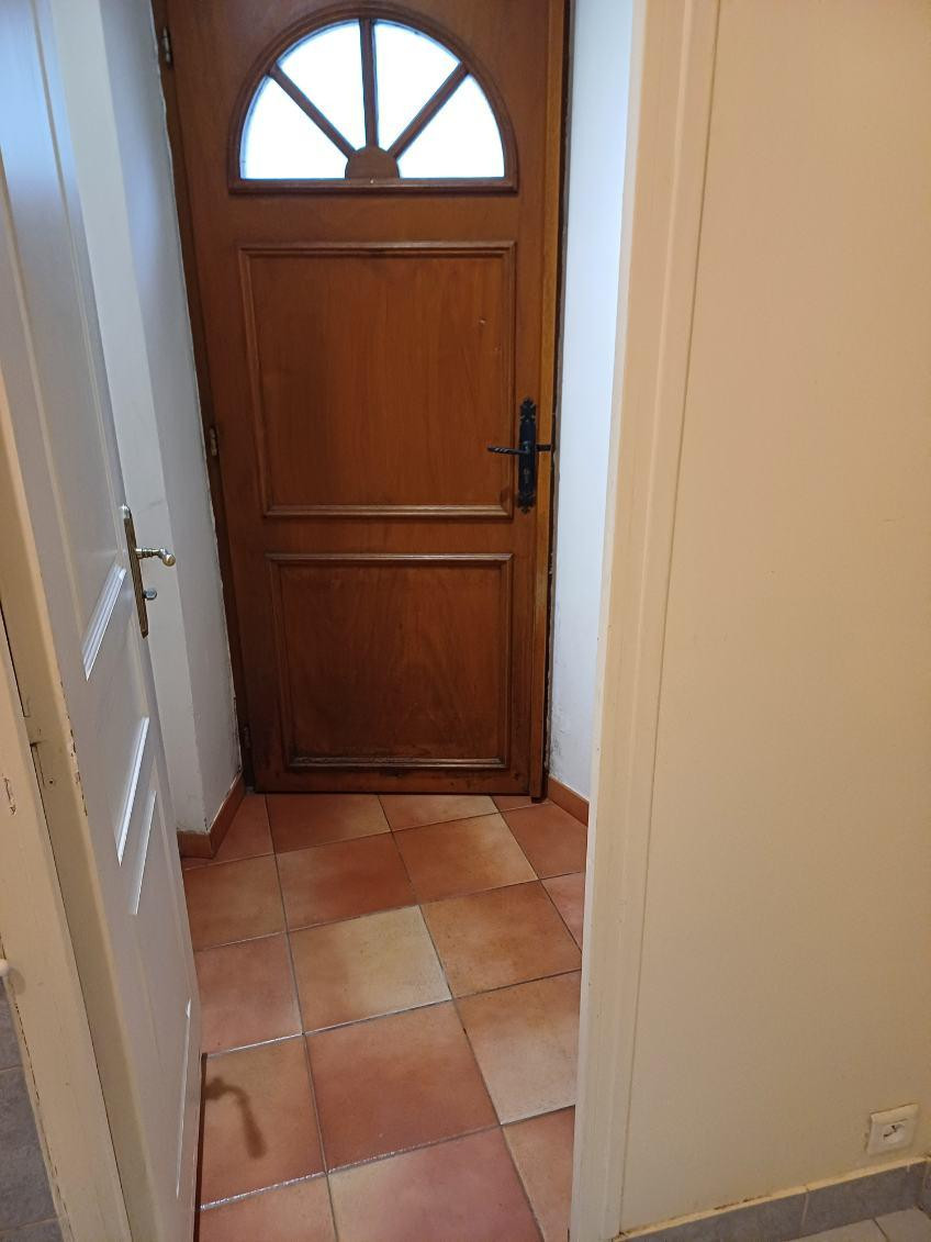 
                                                Location
                                                 Petit appartement avec une petite cour
