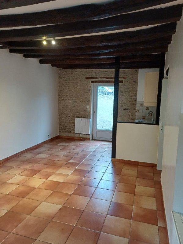 
                                                Location
                                                 Petit appartement avec une petite cour