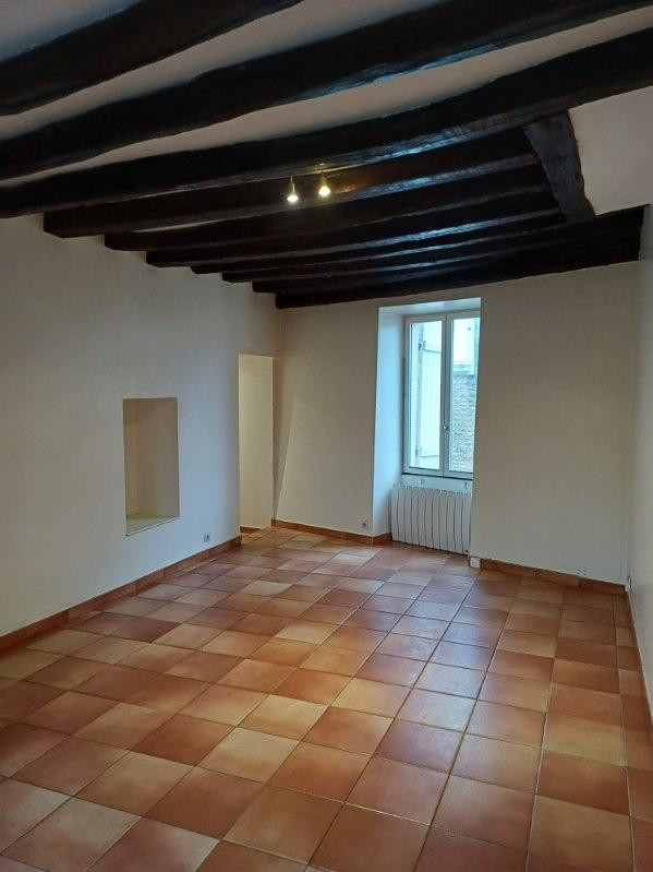 
                                                Location
                                                 Petit appartement avec une petite cour