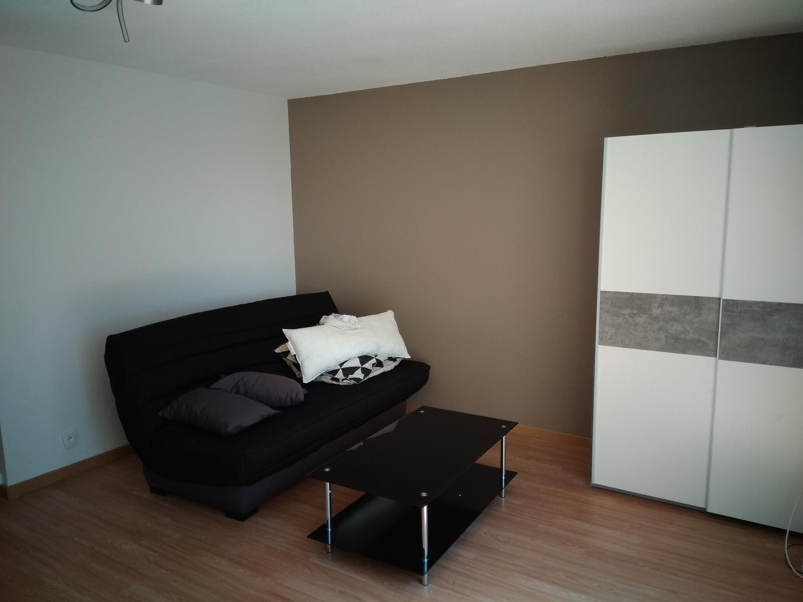 
                                                Location
                                                 Petit appartement meublé