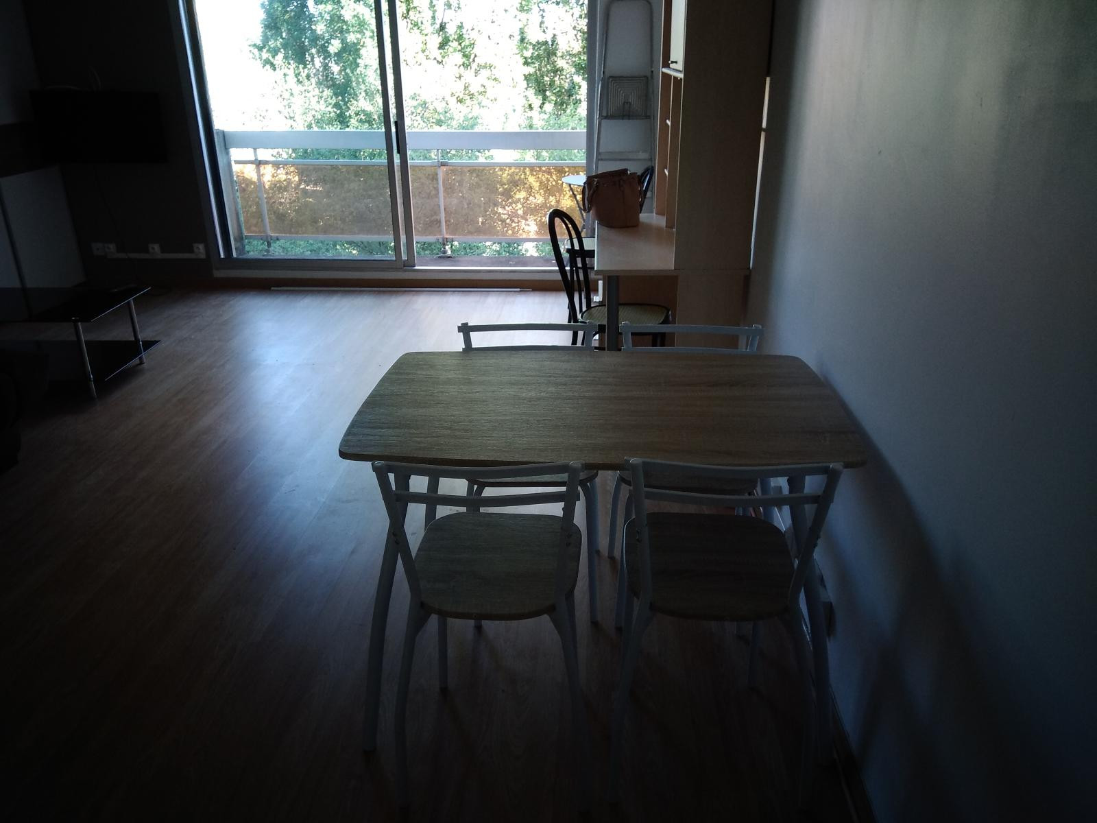 
                                                Location
                                                 Petit appartement meublé