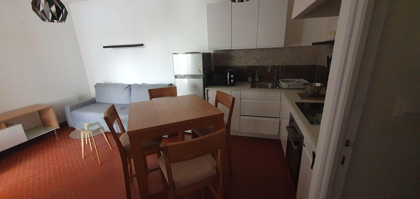 
                                                Location
                                                 Petit appartement très agréable.