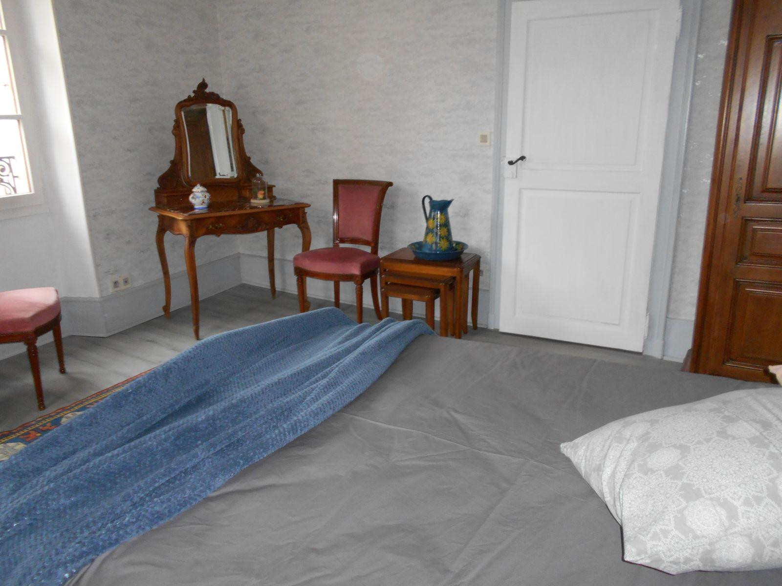 
                                                Location
                                                 Petit maison coeur du village avec sa boulangerie.