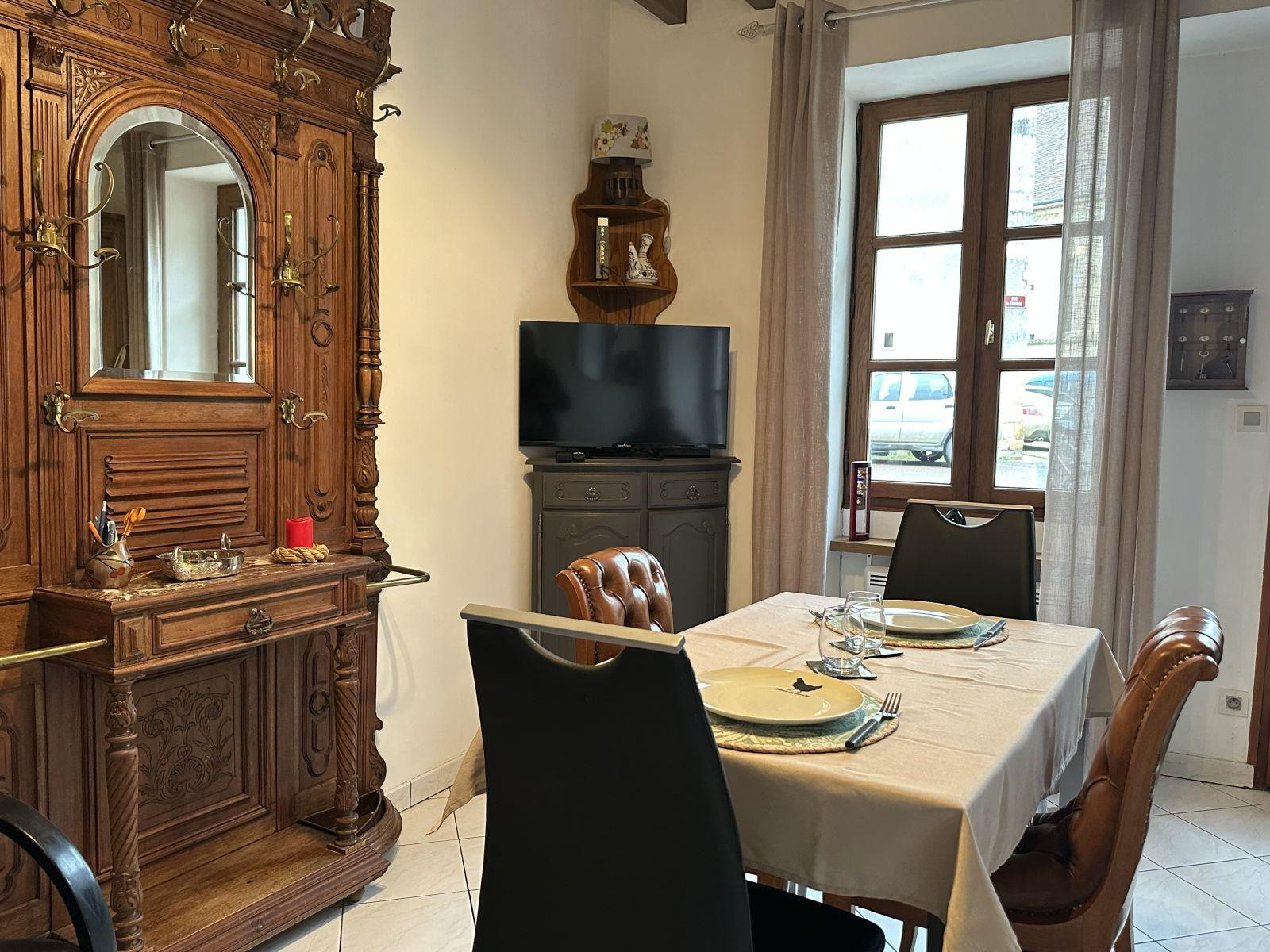 
                                                Location
                                                 Petit maison coeur du village avec sa boulangerie.