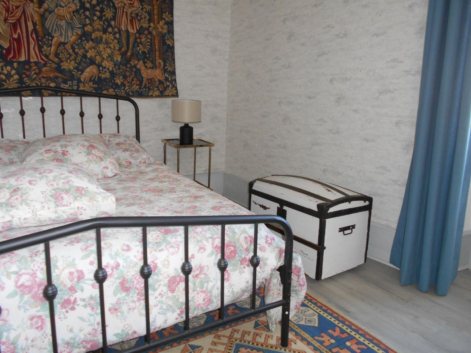 
                                                Location
                                                 Petit maison coeur du village avec sa boulangerie.