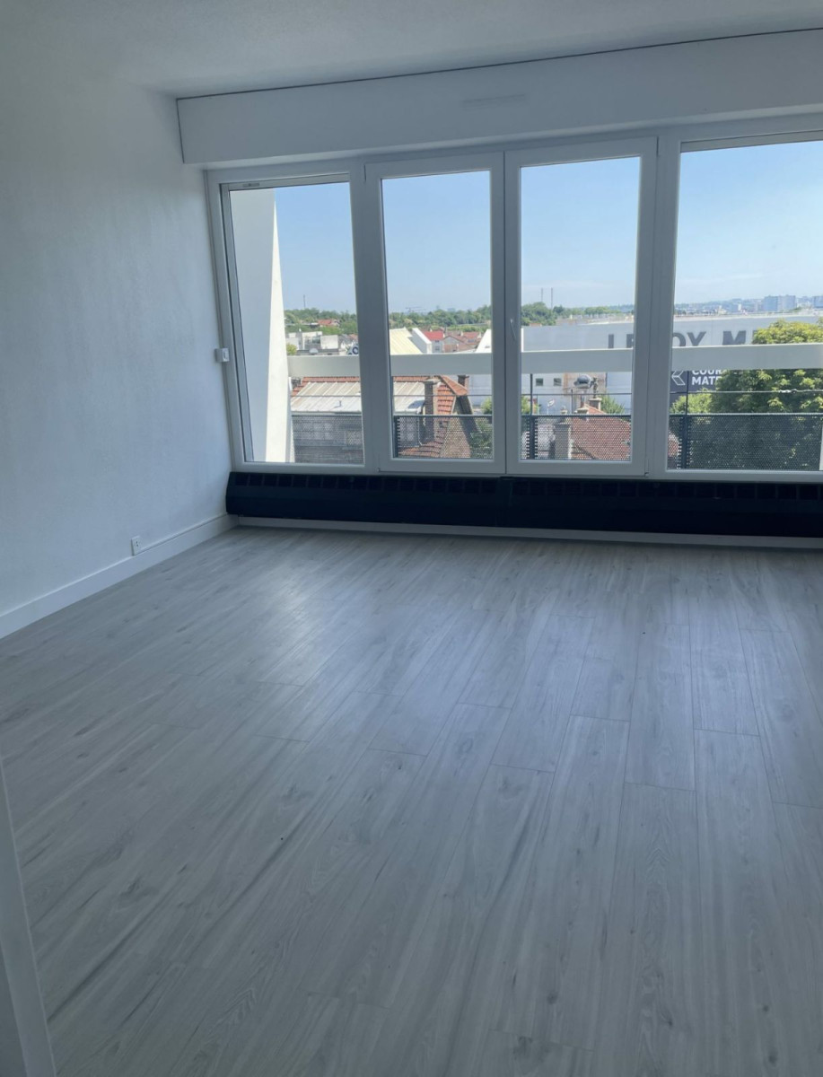 
                                                Location
                                                 Petit studio