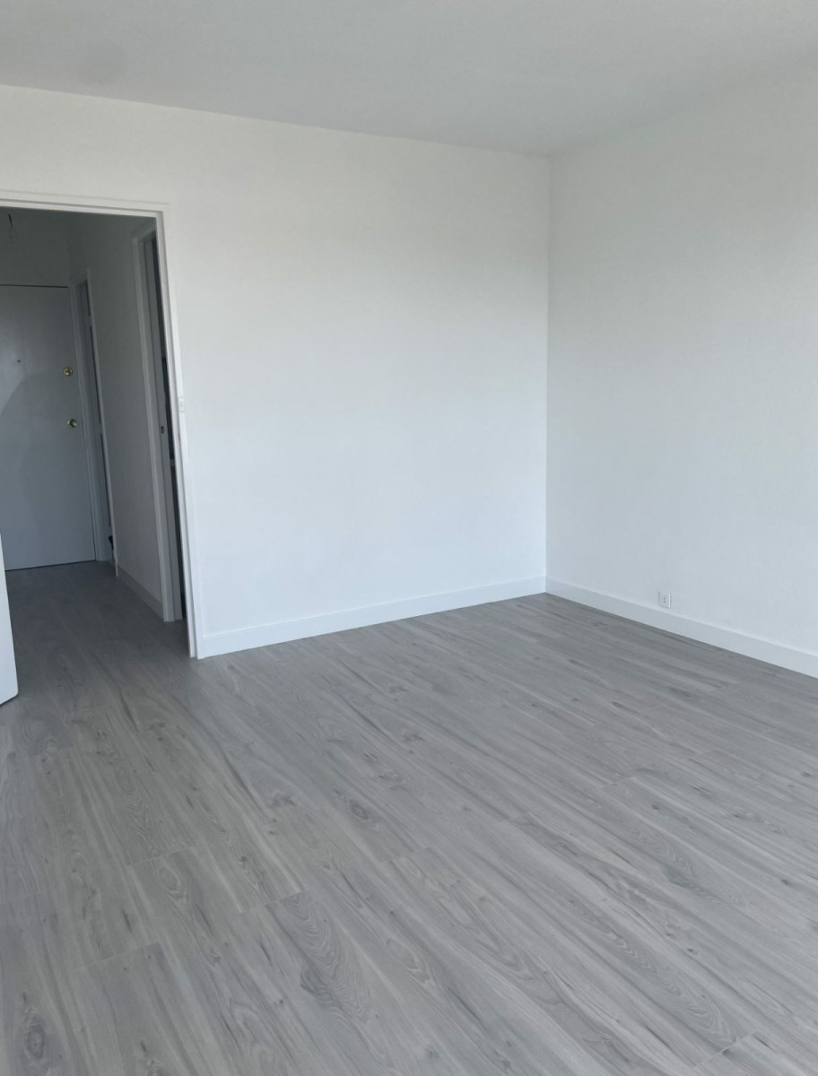 
                                                Location
                                                 Petit studio