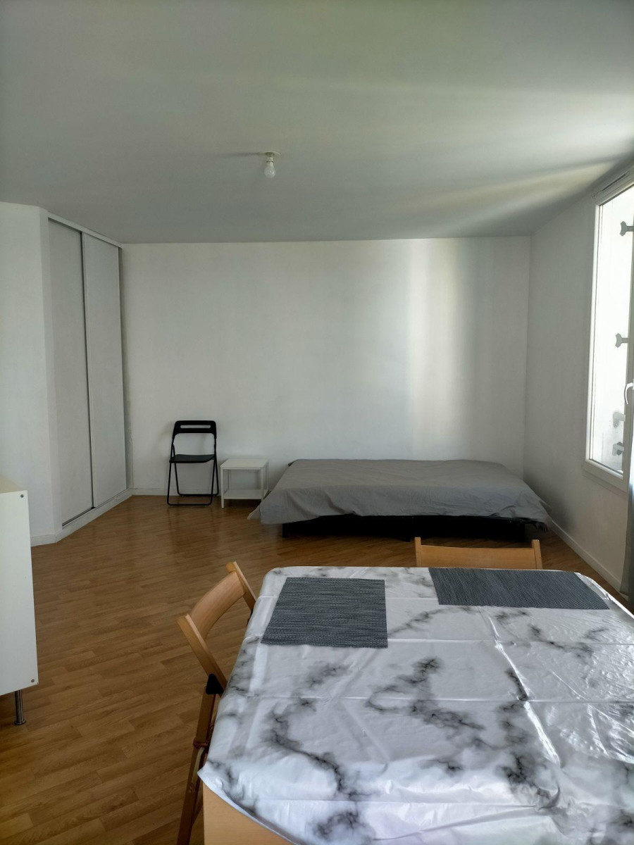 
                                                Location
                                                 Petit studio accueillant