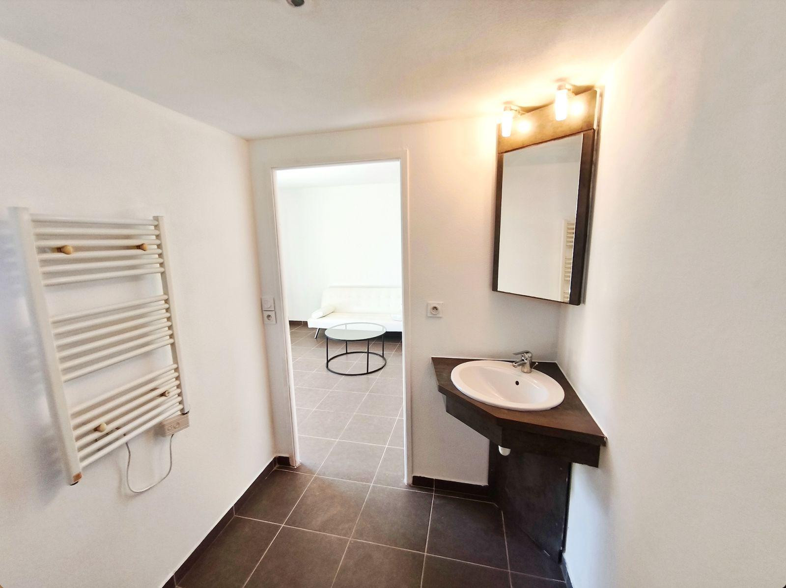 
                                                Location
                                                 Petit studio au soleil