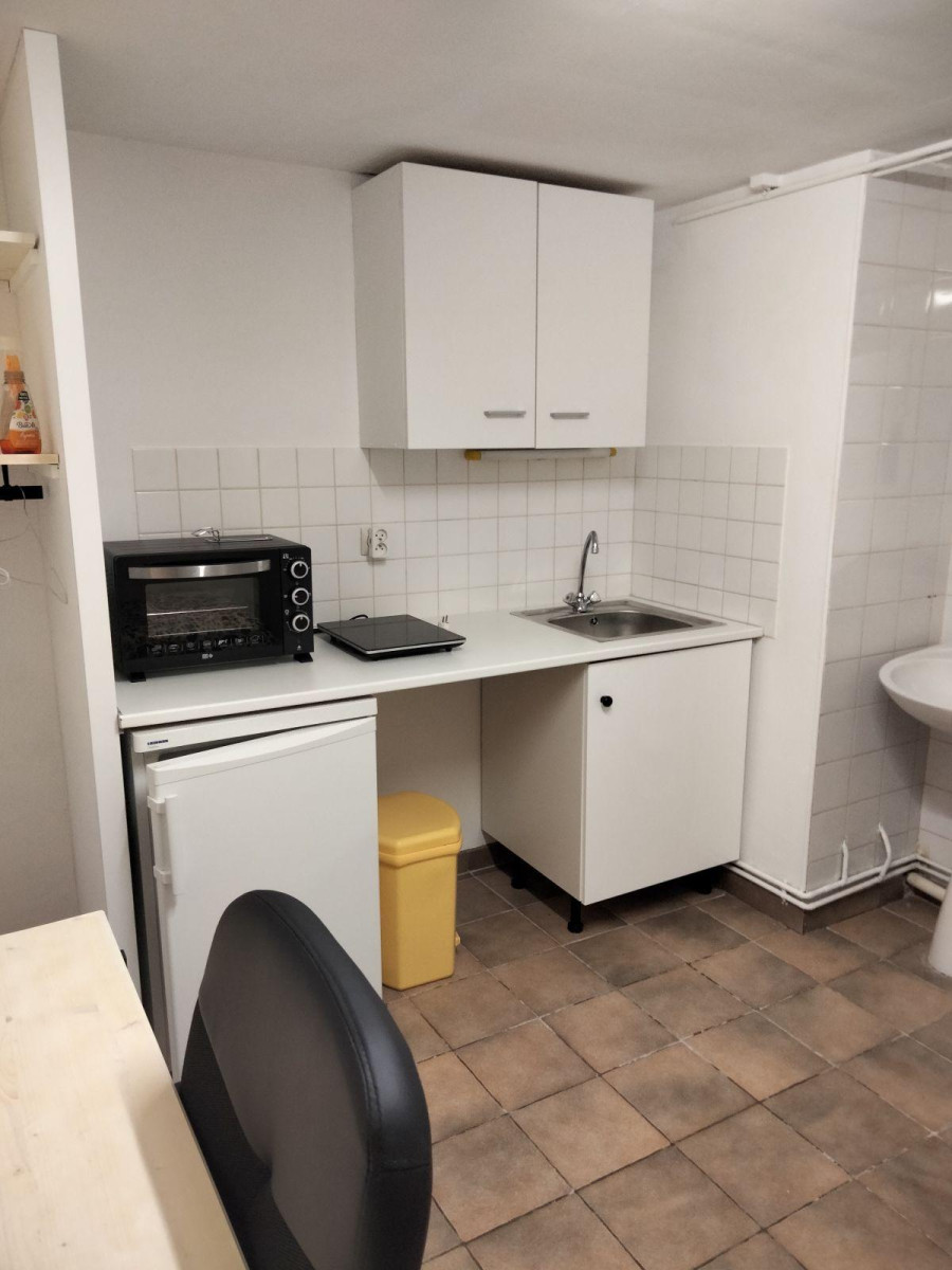 
                                                Location
                                                 Petit studio bien équipé.