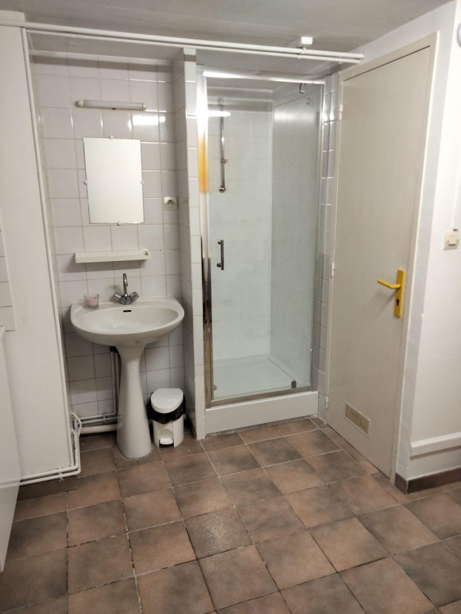 
                                                Location
                                                 Petit studio bien équipé.