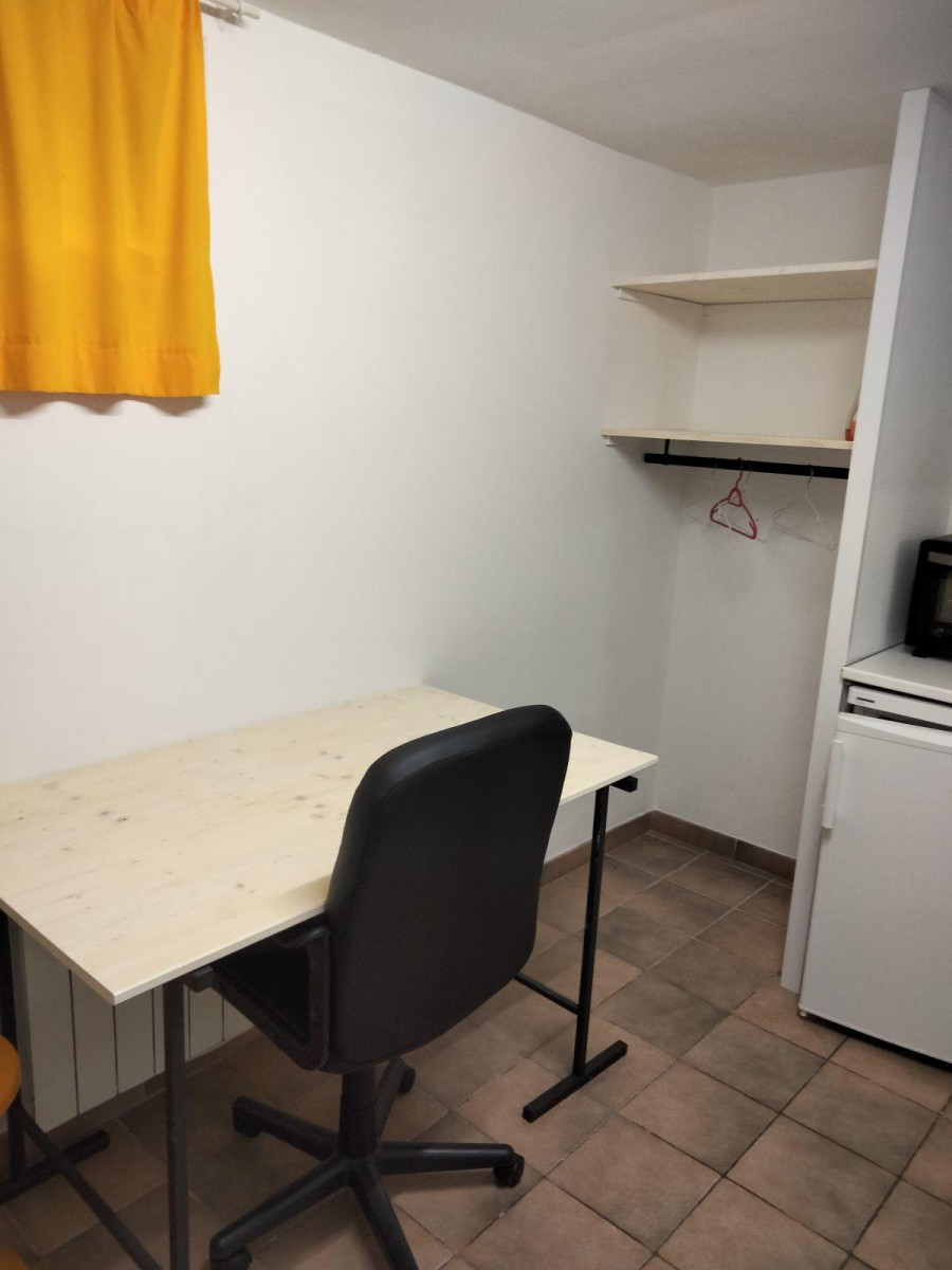 
                                                Location
                                                 Petit studio bien équipé.