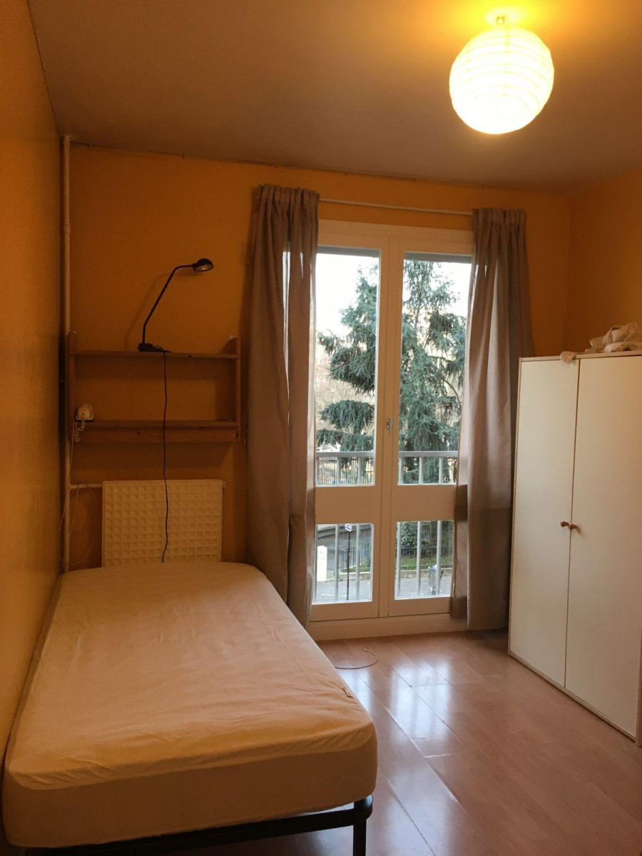 
                                                Location
                                                 Petit studio confortable, dans bon environnement