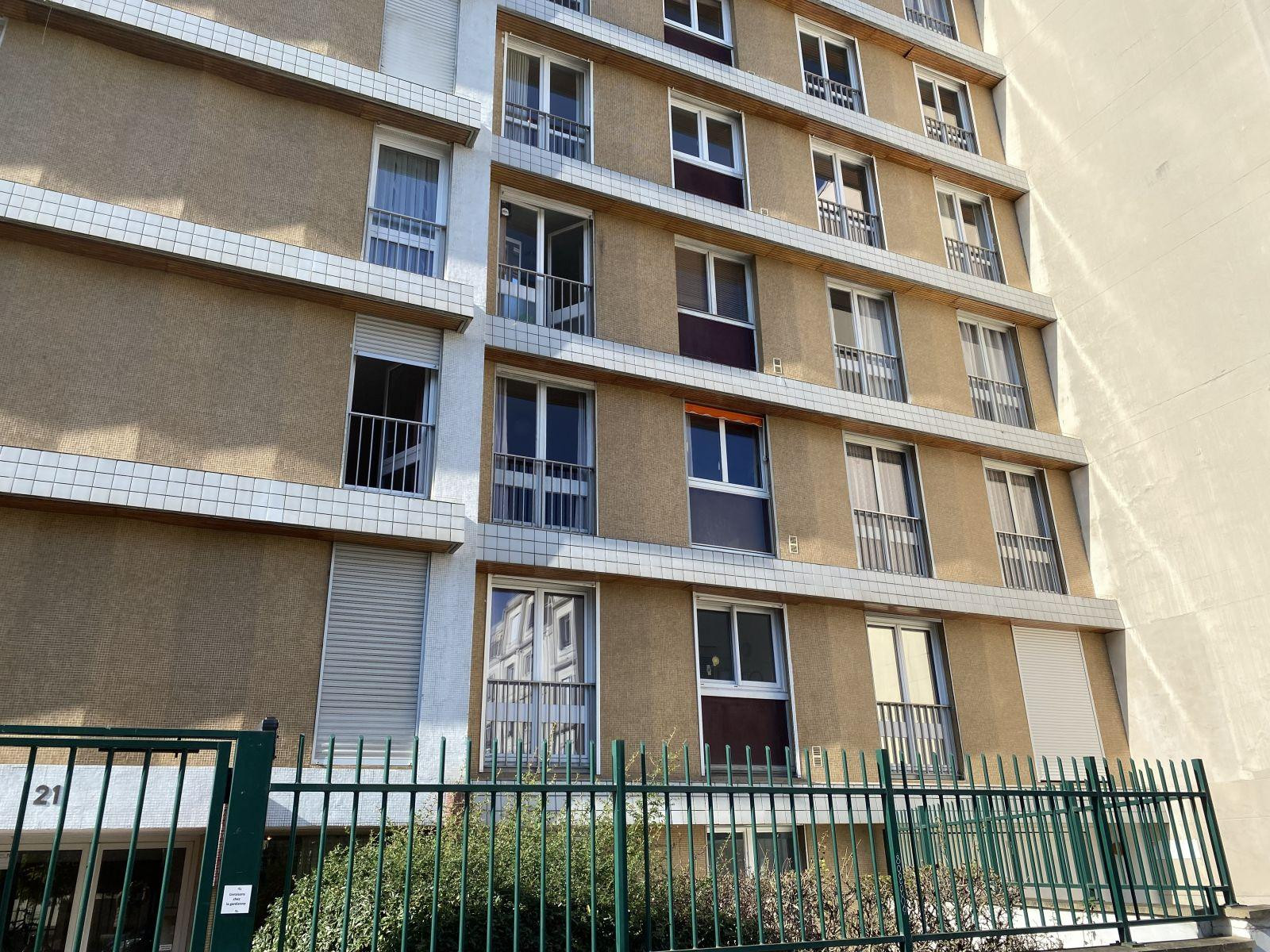 
                                                Location
                                                 Petit studio confortable, dans bon environnement