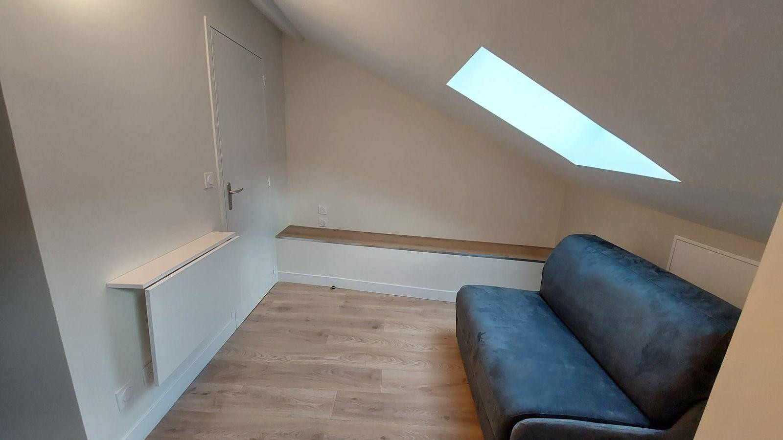 
                                                Location
                                                 Petit studio NEUF meublé, lumineux dernier étage