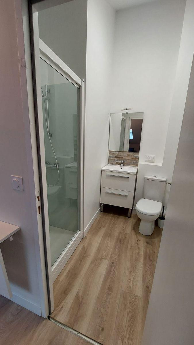 
                                                Location
                                                 Petit studio NEUF meublé, lumineux dernier étage