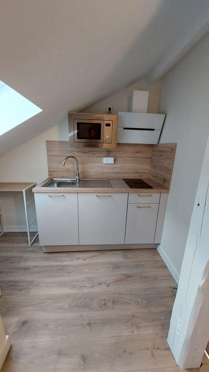 
                                                Location
                                                 Petit studio NEUF meublé, lumineux dernier étage