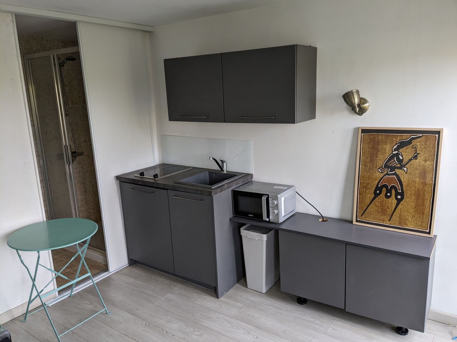 
                                                Location
                                                 Petit studio offrant vue panoramique sur la Seine (loyer tout inclus)