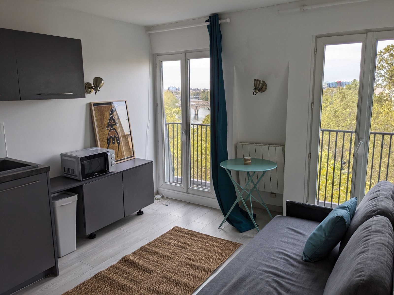 
                                                Location
                                                 Petit studio offrant vue panoramique sur la Seine (loyer tout inclus)