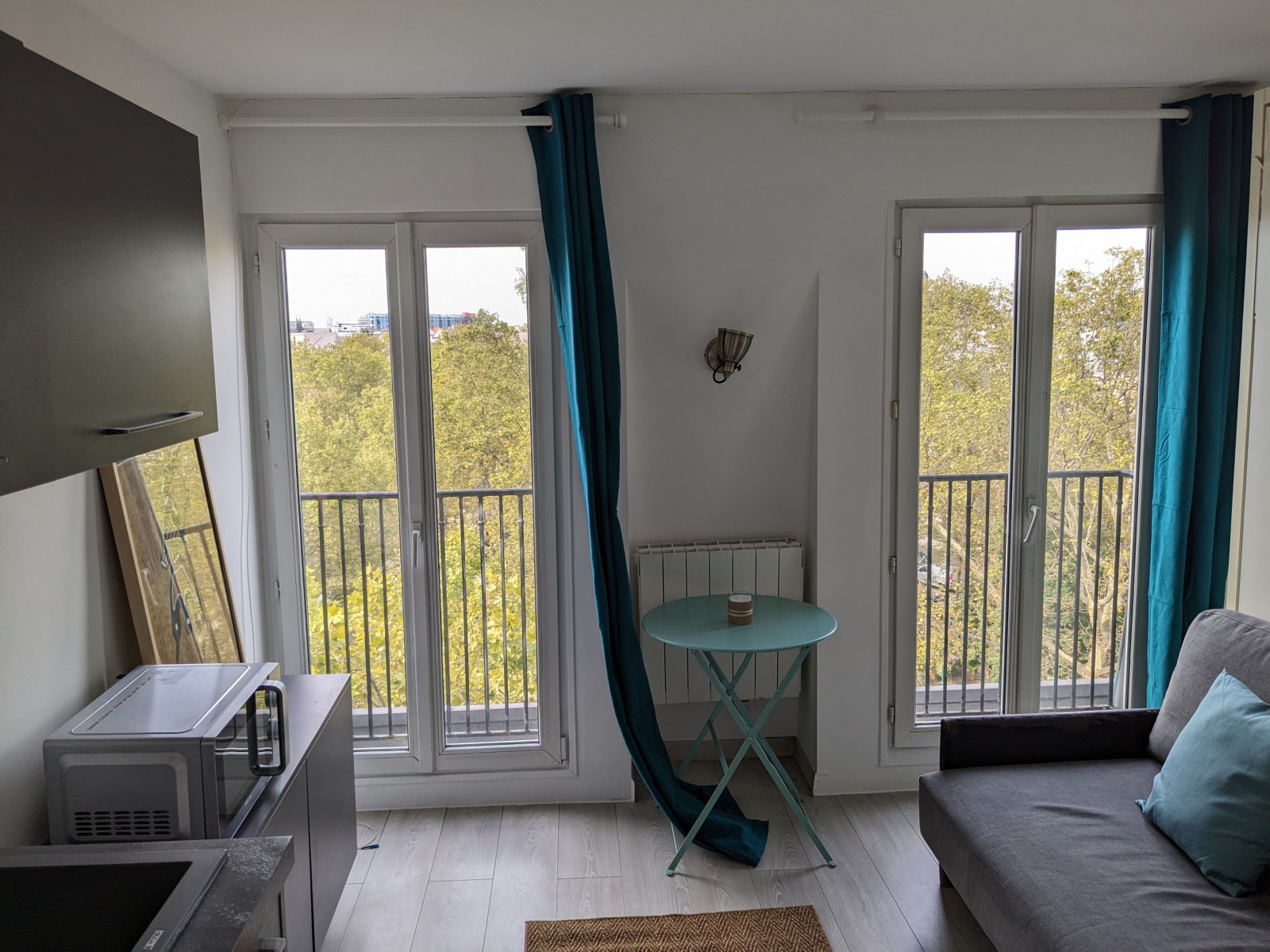 
                                                Location
                                                 Petit studio offrant vue panoramique sur la Seine (loyer tout inclus)