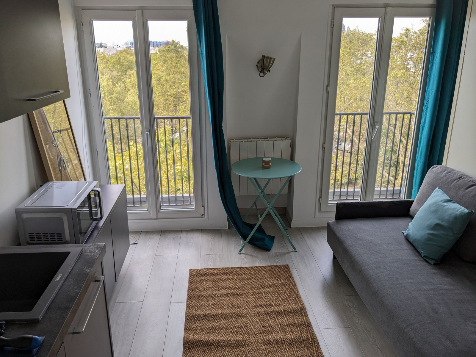 
                                                Location
                                                 Petit studio offrant vue panoramique sur la Seine (loyer tout inclus)