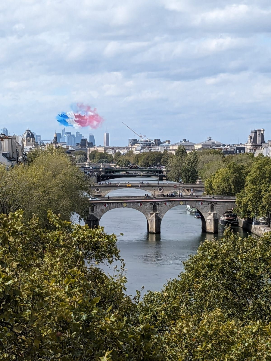 
                                                Location
                                                 Petit studio offrant vue panoramique sur la Seine (loyer tout inclus)