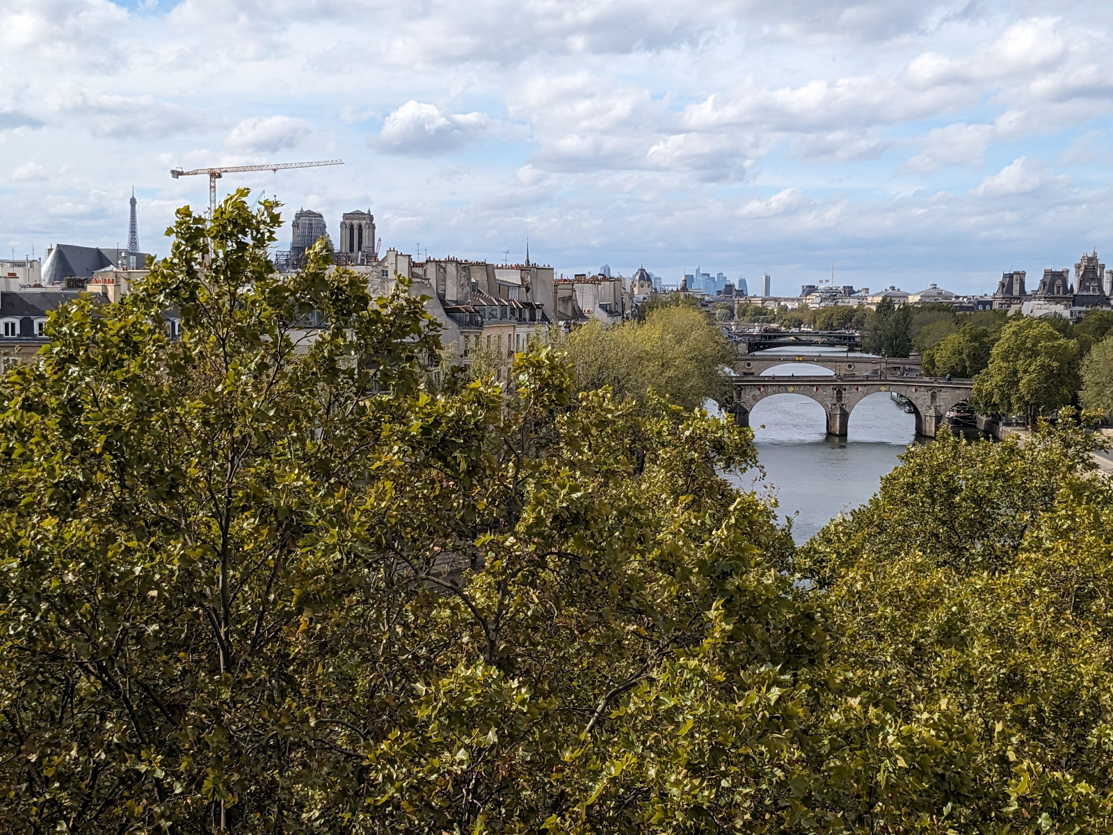 
                                                Location
                                                 Petit studio offrant vue panoramique sur la Seine (loyer tout inclus)