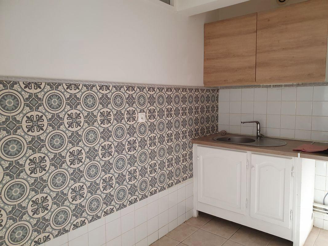 
                                                Location
                                                 Petit T2 imp Rousseau, prox Conception 13005