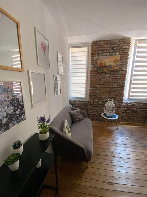 
                                                Location
                                                 Petit T2 traversant hypercentre calme et lumineux