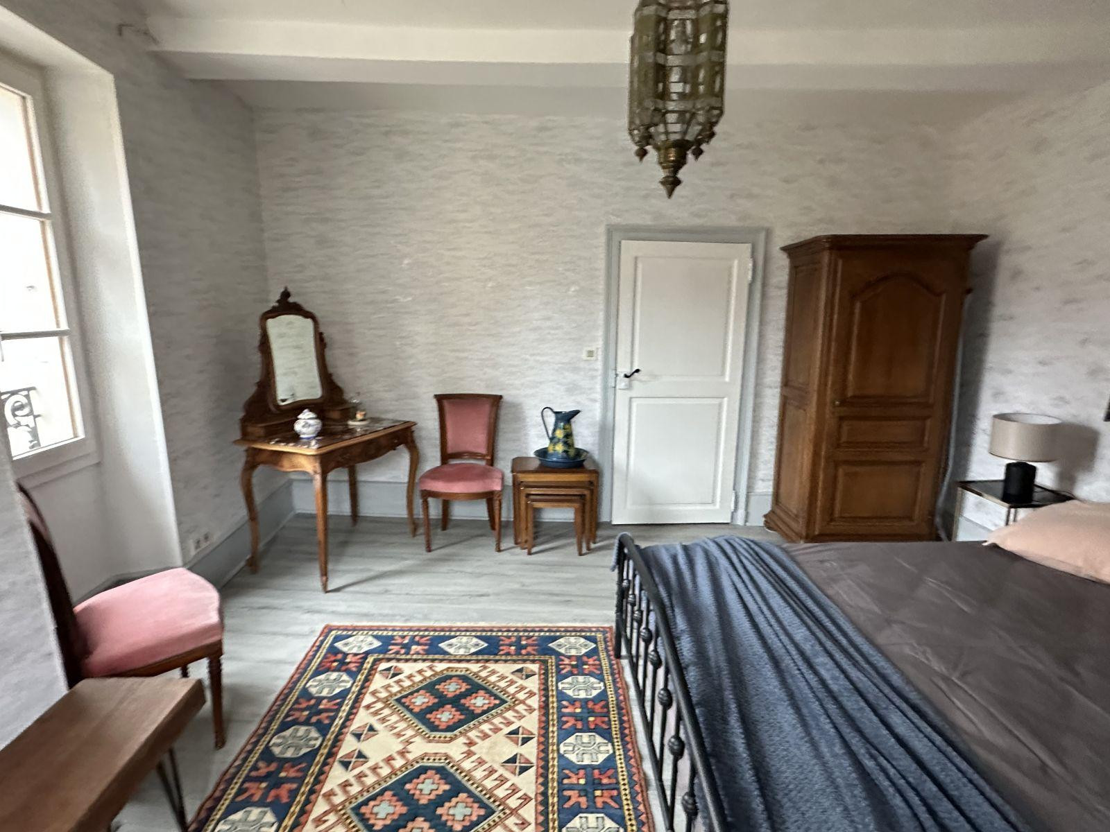 
                                                Location
                                                 Petite maison ancienne en plein coeur du village.