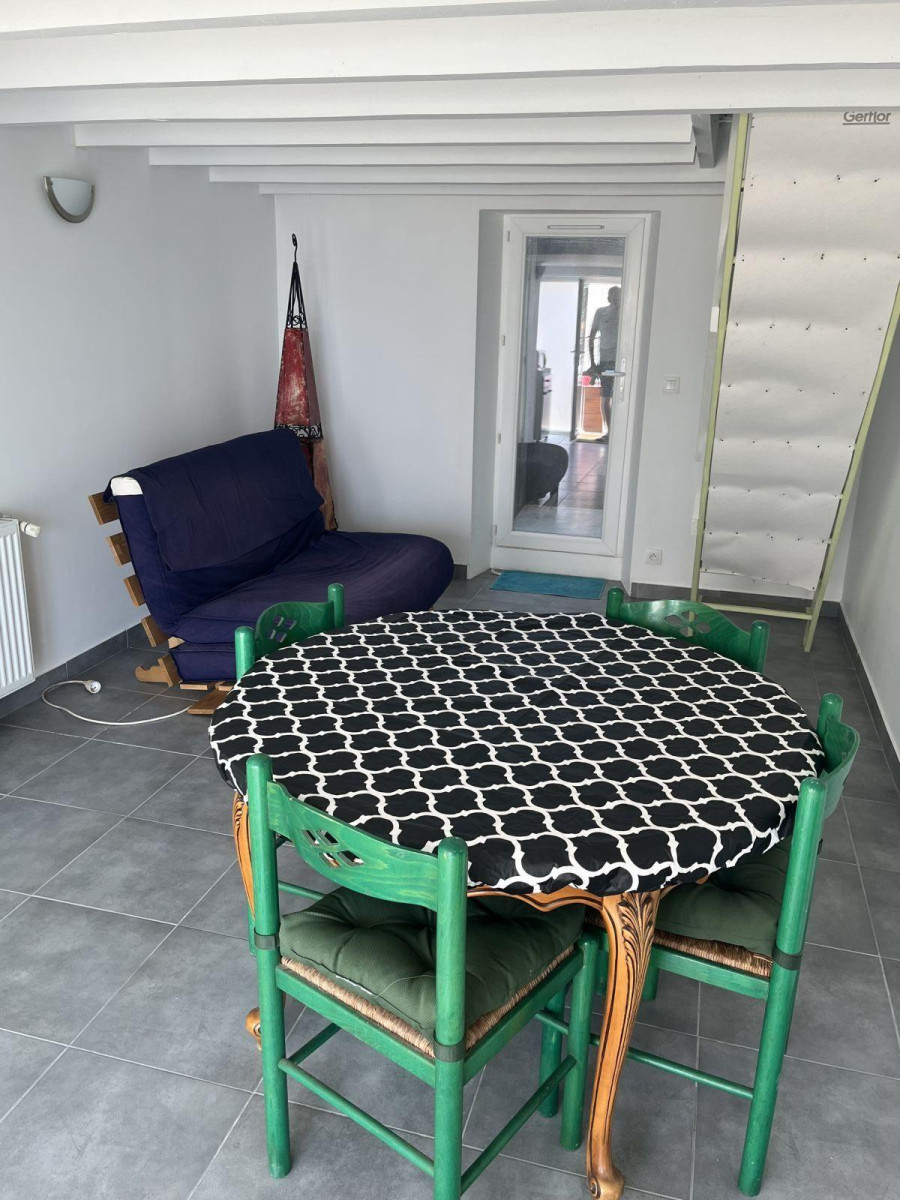 
                                                Location
                                                 Petite maison dans quartier tranquille