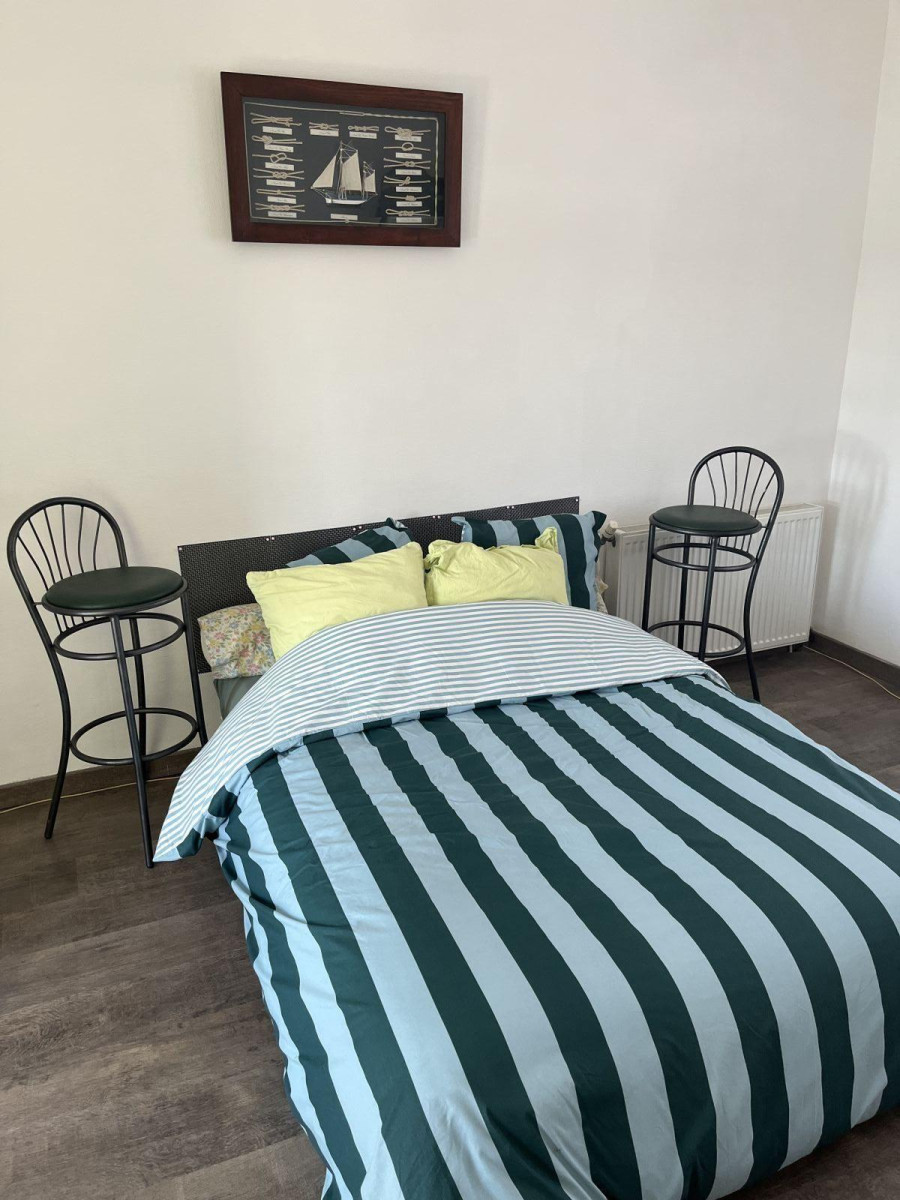 
                                                Location
                                                 Petite maison dans quartier tranquille